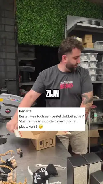Artur pakt een bestelling in